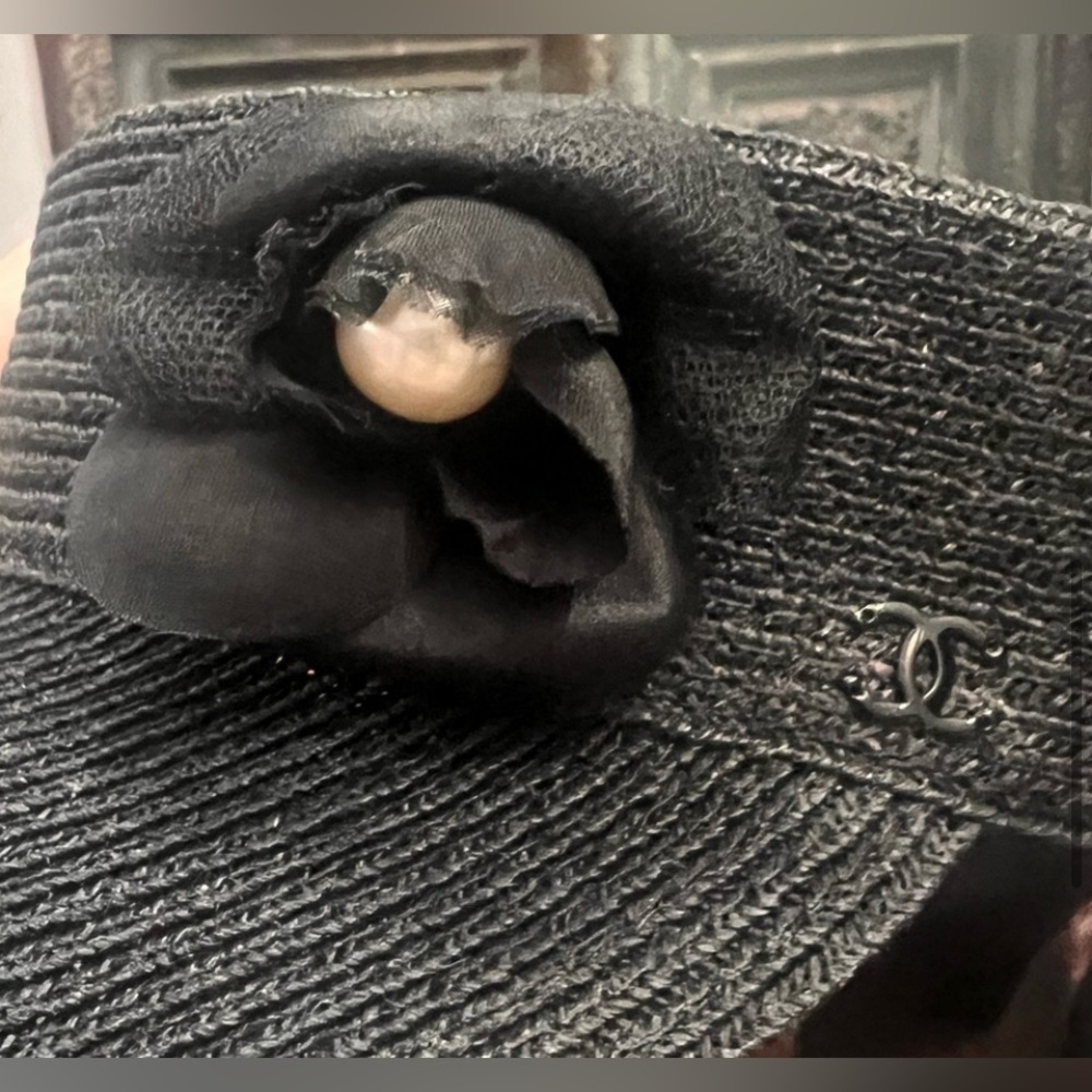 CHANEL BLACK RAFFIA 2018 CAMELLIA VISOR Like New - Picture 4 of 9
